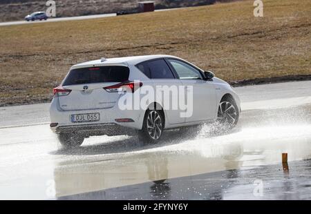 Voiture sur un skidpan. Banque D'Images