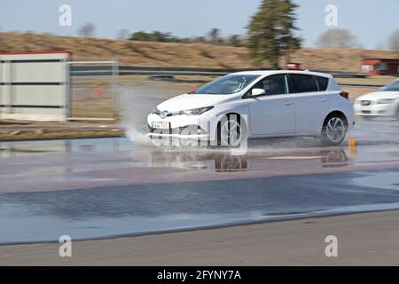 Voiture sur un skidpan. Banque D'Images