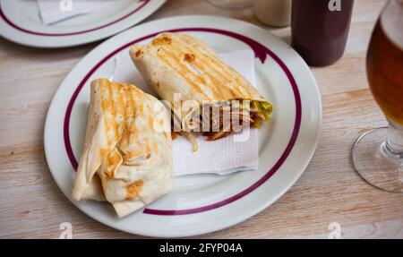 Gros plan de la coupe savoureux shawarma avec des légumes et des légumes hachés, personne Banque D'Images