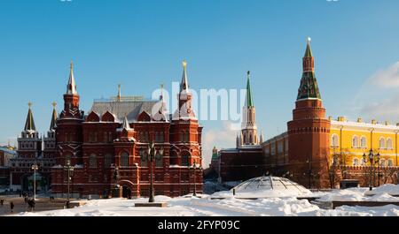 Vue panoramique sur la place Manezhnaya enneigée surplombant le bâtiment du Musée historique de l'État et à l'angle de la tour d'Arsenal du Kremlin de Moscou, Russie Banque D'Images