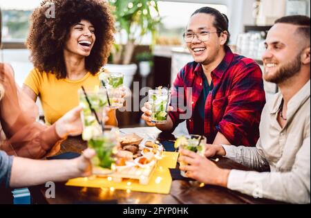 Les jeunes amis savourent des boissons mojito au bar-restaurant de la mode - concept de style de vie avec des gens de la miléniale ayant bu plaisir en se réjoumant ensemble Banque D'Images