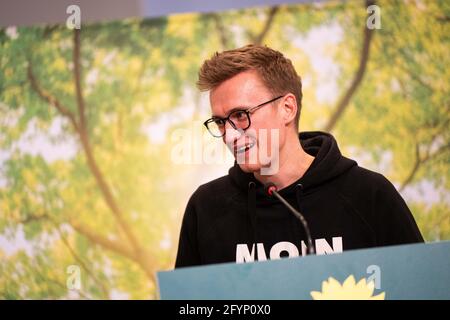 Oldenburg, Allemagne. 29 mai 2021. Julian Pahlke, secouriste de la mer, est sur le podium à la conférence des délégués de l'Etat de Bündnis 90/Die Grünen en Basse-Saxe. Il a été élu à la 12e place de la campagne électorale du Bundestag en Basse-Saxe. Credit: Mohssen Assanimoghaddam/dpa/Alay Live News Banque D'Images