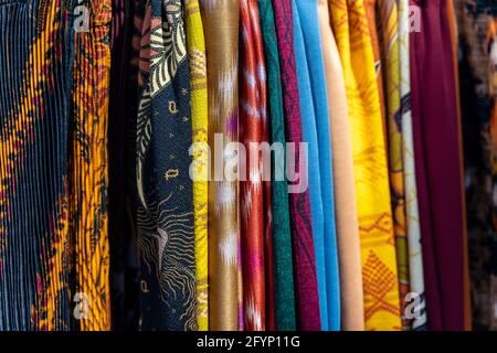 Piles de tissus colorés sur le marché. Banque D'Images