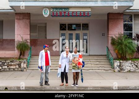 Santa Clara, Villa Clara, Cuba-January 6, 2019 : les médecins et le personnel de la santé attend la fin de la Caravane de la victoire à l'extérieur de la clinique de Santa Clara dans le Banque D'Images