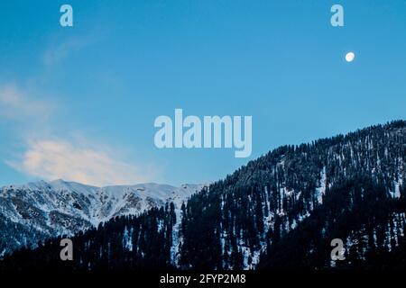 Montagnes après la chute de neige à Manali Banque D'Images