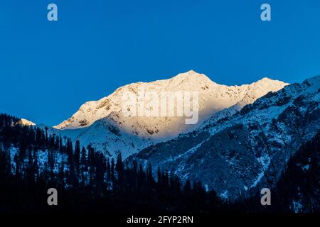 Montagnes après la chute de neige à Manali Banque D'Images