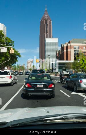 Vue conducteur sur Midtown Atlanta, Géorgie, circulation depuis North Avenue en face du stade Bobby Dodd de Georgia Tech. (ÉTATS-UNIS) Banque D'Images