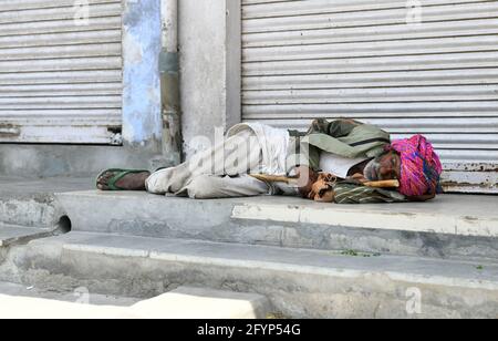 Beawar, Rajasthan, Inde, 29 mai 2021: Rajasthani homme en turban se trouve à l'extérieur des commerces fermés à un marché par une chaude journée d'été pendant le confinement en cours de COVID-19 à Beawar. Crédit : Sumit Saraswat/Alay Live News Banque D'Images