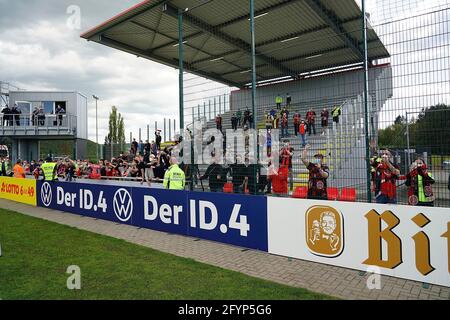 29 mai 2021, SIBRE-Sportzentrum Haarwasen, Haiger, GER, Hessenpokal, TSV Steinbach vs. Wehen Wiesbaden, dans la photo l'équipe de Wehen Wiesbaden est heureuse de la victoire de la coupe Hessen, Sascha Mockenhaupt (Wehen Wiesbaden) avec la coupe, les fans qui ont voyagé avec eux célèbrent avec . Banque D'Images