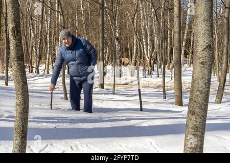 l'homme est tombé dans une dérive de neige. niveau de neige élevé. genou profondément dans la neige Banque D'Images