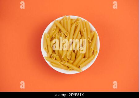 vue de dessus sur un bol avec des nouilles sur fond orange Banque D'Images