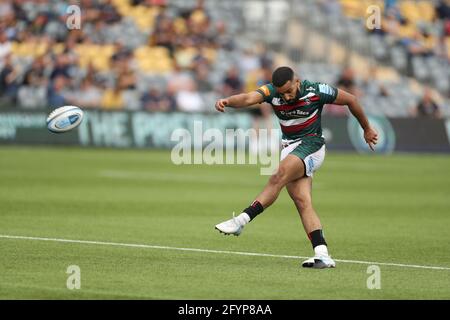 Zack Henry de Leicester Tigers marque une conversion lors du match Gallagher Premiership au Sixways Stadium, Worcester. Date de la photo: Samedi 29 mai 2021. Banque D'Images