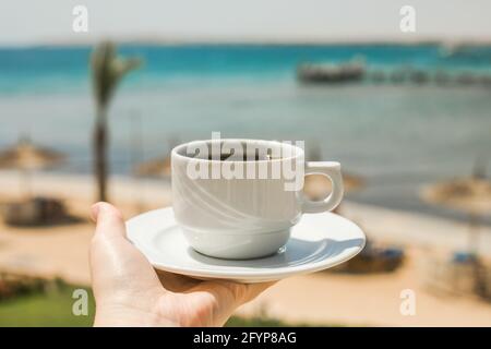 Les mains des femmes tiennent une tasse de café. Concept de lever du soleil du matin. Commençons une nouvelle journée. Espace pour le texte Banque D'Images