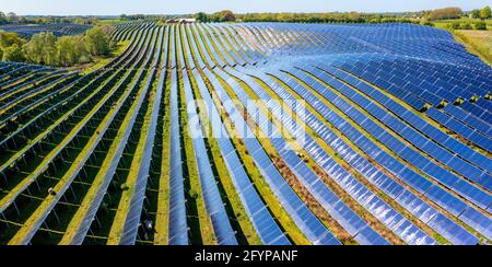 Parc d'énergie solaire à Silkeborg, Danemark. Il couvre une superficie de 156.000 m2 ou 22 terrains de football et dispose de 12,000 panneaux solaires. Banque D'Images