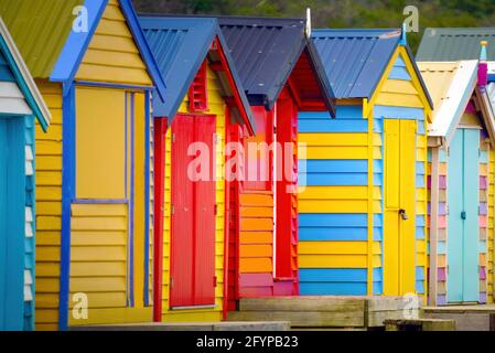 Une rangée de cabanes de plage colorées en bois à Brighton Beach, Melbourne, État de Victoria, Australie Banque D'Images