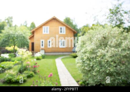 Résumé flou de fond de maison en bois dans le village pour l'utilisation dans la vente de matériaux de construction pour la maison et l'été chalets, à l'extérieur, payssid Banque D'Images
