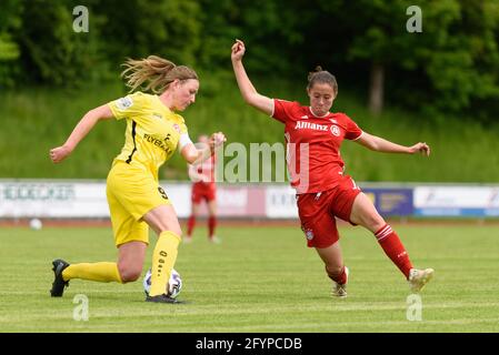 Aschheim, Allemagne. 29 mai 2021. Luisa Scheidel (9 Wuerzburger Kickers) et Amelie Schuster (16 FC Bayern München II) pendant le 2. Frauen Bundesliga match entre le FC Bayern Munich II et Wuerzburger Kickers au Sportpark Aschheim, Allemagne. Crédit: SPP Sport presse photo. /Alamy Live News Banque D'Images