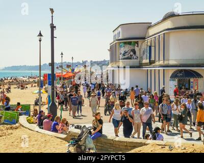 Bournemouth, Royaume-Uni. 29 mai 2021. Bournemouth, Royaume-Uni. Samedi 29 mai 2021. La foule se trouve sur la plage de Bournemouth lors d'un week-end de vacances en banque ensoleillé au Royaume-Uni. Credit: Thomas Faull/Alamy Live News Banque D'Images