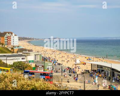 Bournemouth, Royaume-Uni. 29 mai 2021. Bournemouth, Royaume-Uni. Samedi 29 mai 2021. La foule se trouve sur la plage de Bournemouth lors d'un week-end de vacances en banque ensoleillé au Royaume-Uni. Credit: Thomas Faull/Alamy Live News Banque D'Images