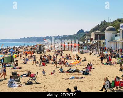 Bournemouth, Royaume-Uni. 29 mai 2021. Bournemouth, Royaume-Uni. Samedi 29 mai 2021. La foule se trouve sur la plage de Bournemouth lors d'un week-end de vacances en banque ensoleillé au Royaume-Uni. Credit: Thomas Faull/Alamy Live News Banque D'Images