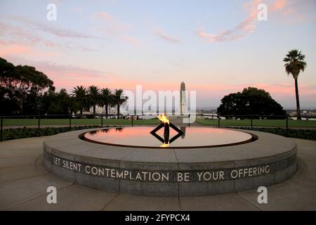 La flamme éternelle de Kings Park avec le Monument commémoratif de guerre de l'État derrière vous Banque D'Images