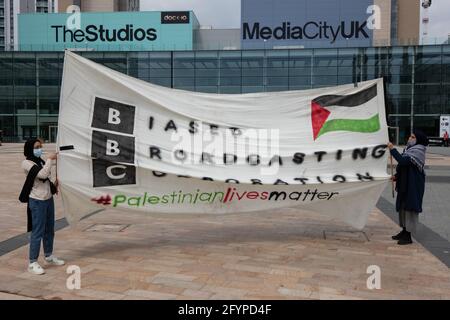 Les manifestants se réunissent à Media City, Salford, Grand Manchester, Royaume-Uni. La démonstration a commencé à 12:00 le 29 mai 2021. La manifestation devait montrer son soutien au peuple palestinien et contre la récente escalade du conflit dans la région. En Palestine, le peuple palestinien a été constamment confronté à un barrage israélien à la suite de roquettes tirées de Gaza par le groupe militant au pouvoir du Hamas. Un cessez-le-feu a été annoncé . Le cessez-le-feu a commencé tôt le vendredi 20 mai 2021, mettant fin à 11 jours de combats. Photo : Gary Roberts/worldwidefeatures.com Banque D'Images