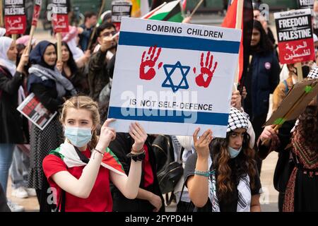 Les manifestants se réunissent à Media City, Salford, Grand Manchester, Royaume-Uni. La démonstration a commencé à 12:00 le 29 mai 2021. La manifestation devait montrer son soutien au peuple palestinien et contre la récente escalade du conflit dans la région. En Palestine, le peuple palestinien a été constamment confronté à un barrage israélien à la suite de roquettes tirées de Gaza par le groupe militant au pouvoir du Hamas. Un cessez-le-feu a été annoncé . Le cessez-le-feu a commencé tôt le vendredi 20 mai 2021, mettant fin à 11 jours de combats. Photo : Gary Roberts/worldwidefeatures.com Banque D'Images