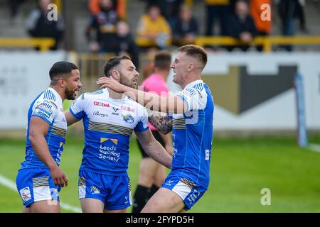 Castleford, Angleterre - 28 mai 2021 - Alex Mellor (11) de Leeds Rhinos félicite Kruise Leeming lors de la ligue de rugby Betfred Super League Round 8 Castleford Tigers vs Leeds Rhinos au stade de mend-A-looder, Castleford, Royaume-Uni Dean Williams/Alay Live News Banque D'Images