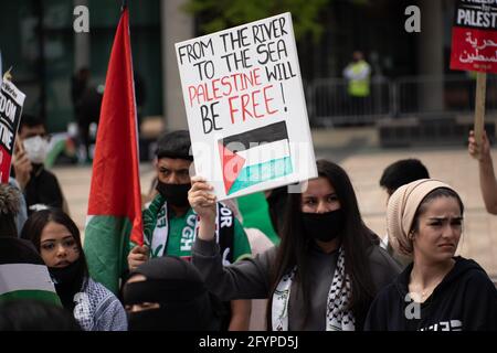 Les manifestants se réunissent à Media City, Salford, Grand Manchester, Royaume-Uni. La démonstration a commencé à 12:00 le 29 mai 2021. La manifestation devait montrer son soutien au peuple palestinien et contre la récente escalade du conflit dans la région. En Palestine, le peuple palestinien a été constamment confronté à un barrage israélien à la suite de roquettes tirées de Gaza par le groupe militant au pouvoir du Hamas. Un cessez-le-feu a été annoncé . Le cessez-le-feu a commencé au début du vendredi 20 mai 2021, mettant fin à 11 jours de combats au cours desquels plus de 250 personnes ont été tuées. Photo : Gary Roberts/worldwidefeatures.com Banque D'Images