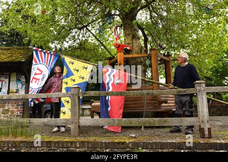 Aston on Clun, Shropshire, Royaume-Uni. 29 mai 2021. Les résidents du village d'Aston, dans le sud du Shropshire, sur Clun, préparent le célèbre peuplier noir pour la journée de l'Arbor. Ce peuplier, connu sous le nom d'arbre, devient le centre d'attention lorsque les villageois se réunissent pour une cérémonie unique de dressage d'arbres. Le 'Oak Apple Day' (29 mai) l'arbre est fraîchement habillé avec des drapeaux, qui restent sur l'arbre tout au long de l'année et le dernier dimanche de mai les villageois se rassemblent autour de l'arbre pour célébrer le jour de l'arbre. PHOTO DE DAVE BAGNALL Banque D'Images