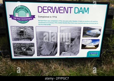 Panneau expliquant la construction de Derwent Reservoir et barrage, Ladybower, Peak District, Derbyshire, Royaume-Uni Banque D'Images