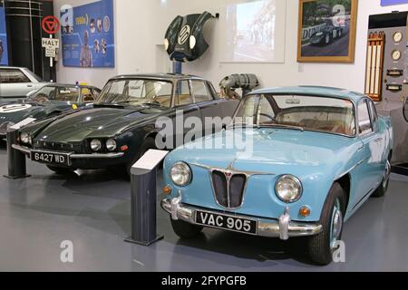 Prototypes de turbine à gaz du Rover T4 Saloon (1961) et du Rover T3 coupé (1956), British Motor Museum, Gaydon, Warwick, West Midlands, Angleterre, Royaume-Uni, Europe Banque D'Images