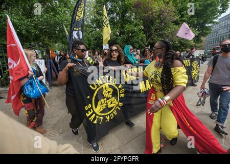 Londres, Royaume-Uni. 29 mai 2021. L'une des 30 manifestations de la Journée nationale d'action contre la police, la peine de crime et le projet de loi sur les tribunaux et un État de police, en hommage à George Floyd et en solidarité avec les mouvements de la vie noire et de la liberté de Palestine. La marche sort de Russell Square et est dirigée par la bannière United for Black Lives. Peter Marshall/Alay Live News Banque D'Images