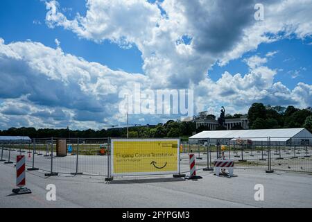 Plusieurs tentes d'essai de Corona sur la Theresienwiese à Munich, où l'Oktoberfest se déroule normalement chaque année. En arrière-plan, le colossal bron Banque D'Images