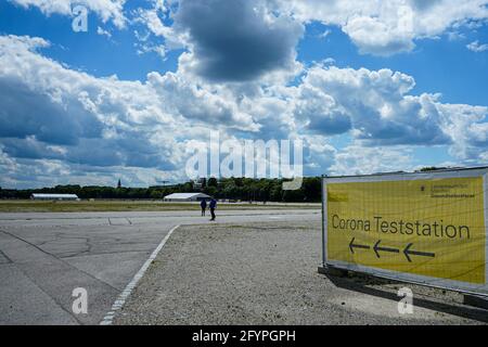 Plusieurs tentes d'essai de Corona sur la Theresienwiese à Munich, où l'Oktoberfest se déroule normalement chaque année. En arrière-plan, le colossal bron Banque D'Images