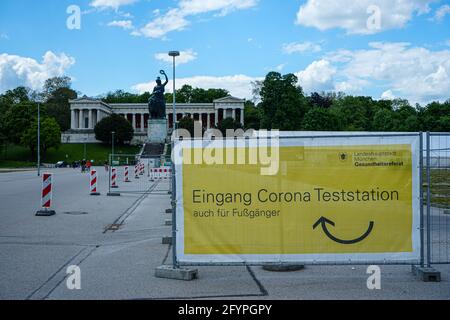 Plusieurs tentes d'essai de Corona sur la Theresienwiese à Munich, où l'Oktoberfest se déroule normalement chaque année. En arrière-plan, le colossal bron Banque D'Images