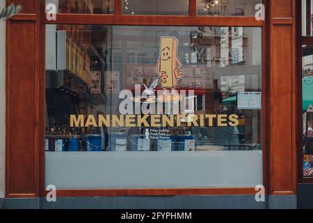 Bruxelles, Belgique - 17 août 2019 : panneau à la fenêtre de Manneken Frites, un restaurant à Bruxelles populaire parmi les touristes. Banque D'Images