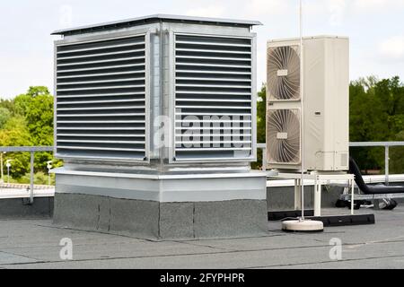 Les systèmes de climatisation et de ventilation des unités externes installés sur le toit plat Banque D'Images