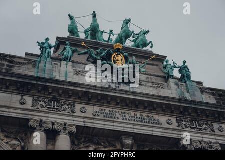 Bruxelles, Belgique - 17 août 2019 : gros plan sur l'Arc de Triomphe au Parc du Cinquantenaire, parc du XIXe siècle à Bruxelles qui abrite ar Banque D'Images