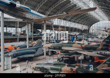 Bruxelles, Belgique - 17 août 2019 : divers avions militaires et civils à l'intérieur de la salle d'aviation du Musée royal des forces armées et militaires Banque D'Images