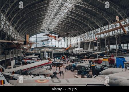 Bruxelles, Belgique - 17 août 2019 : vue du premier étage des avions militaires et civils à l'intérieur de la salle d'aviation du Musée royal des Forces armées et Banque D'Images