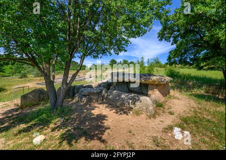 Thracian dolmens situé près du village de Hliabovo, montagne Sakar, Bulgarie. Mystérieuse structure mégalithique, nécropole ou ancien lieu de sanctuaire Banque D'Images