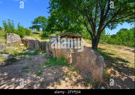 Thracian dolmens situé près du village de Hliabovo, montagne Sakar, Bulgarie. Mystérieuse structure mégalithique, nécropole ou ancien lieu de sanctuaire Banque D'Images