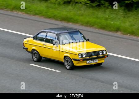 1979 70s jaune Ford Escort RS 1993cc essence 2dr berline, en conduisant sur l'autoroute M6 près de Preston dans Lancashire, Royaume-Uni. Banque D'Images