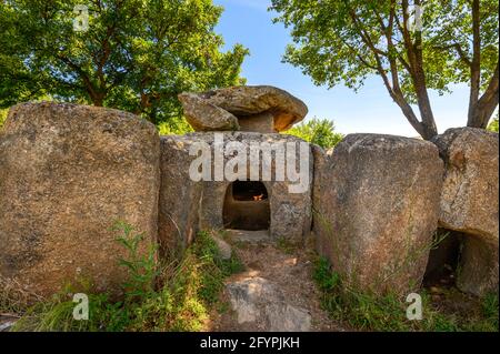 Thracian dolmens situé près du village de Hliabovo, montagne Sakar, Bulgarie. Mystérieuse structure mégalithique, nécropole ou ancien lieu de sanctuaire Banque D'Images