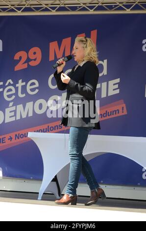 À Paris, le Festival de la démocratie a rassemblé plusieurs centaines de personnes venues écouter des discours pro-frexit pour sortir de l'UE Banque D'Images