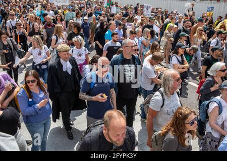 Westminster, Londres, Royaume-Uni. 29 mai 2021. Des milliers de manifestants sans vaccination défilent dans les rues du centre de Londres pour appeler le gouvernement à assouplir les règles sur la vaccination Covid, le port de masques, les voyages et les distances sociales entre autres. Des slogans et des pancartes disant que Covid est un canular, non à Vaccine passeports, Unis pour la liberté. Banque D'Images