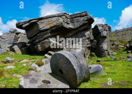 Des pierres de moulin abandonnées au bord de la pierre à aiguiser de Stanage, Peak District, Derbyshire Banque D'Images