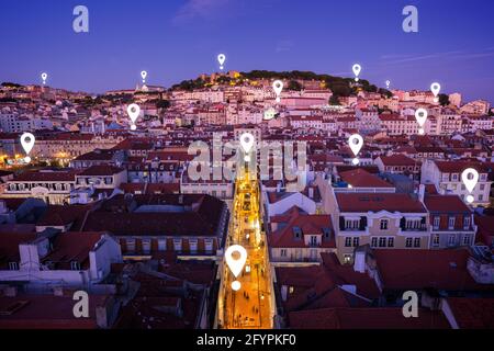 Cartes des icônes sur le paysage urbain de Lisbonne au crépuscule. Vue panoramique sur le centre-ville de Lisbonne, Portugal, d'en haut dans la soirée. Banque D'Images