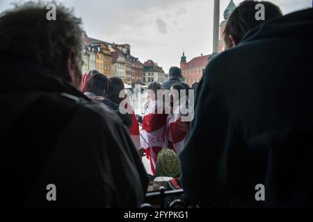 Varsovie, Pologne. 29 mai 2021. Les manifestants sont vus à l'abri d'une tempête de pluie sous un toit pendant la manifestation. À Varsovie, les Biélorusses vivant en Pologne et les Polonais se sont réunis pour manifester en solidarité avec la nation biélorusse et pour protester contre l'arrestation du Protasevich romain et les répressions sur les militants d'Aleksander Loukachenko. (Photo par Attila Husejnow/SOPA Images/Sipa USA) crédit: SIPA USA/Alay Live News Banque D'Images